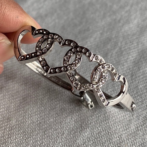 Heart cuffed hinged silver bracelet. - Picture 4 of 4